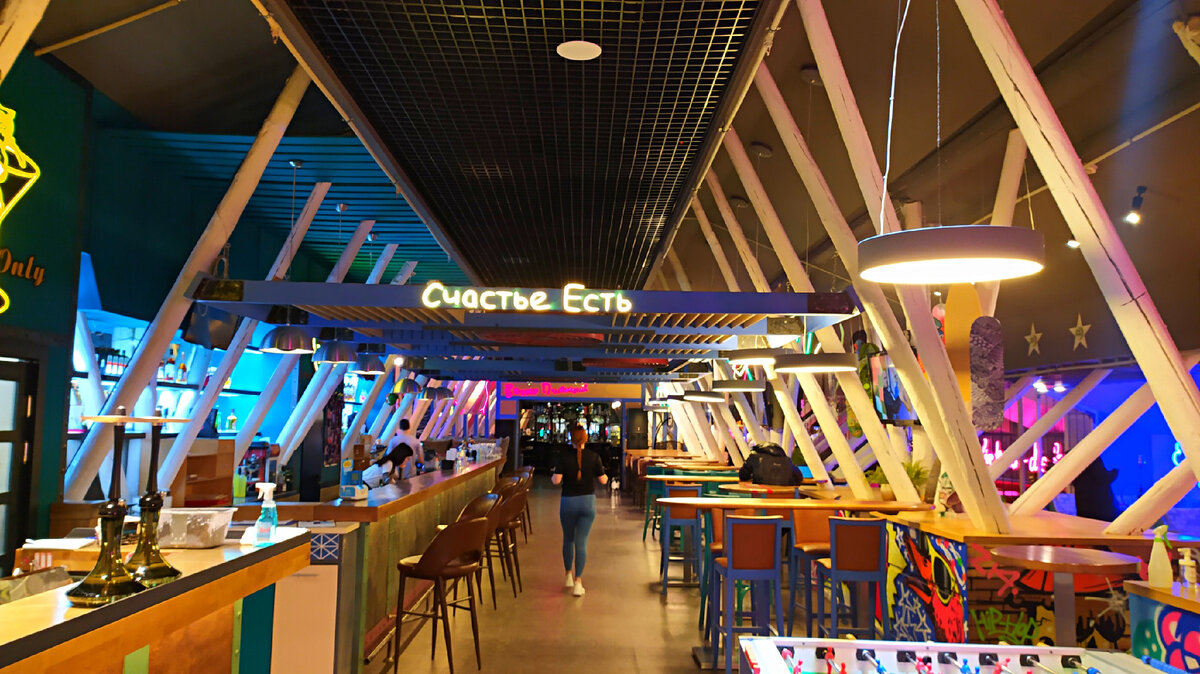 Счастье есть. Это несомненно. И оно, конечно, не в еде. Не верите? Тогда спросите у той девушки, что идёт мимо бара...