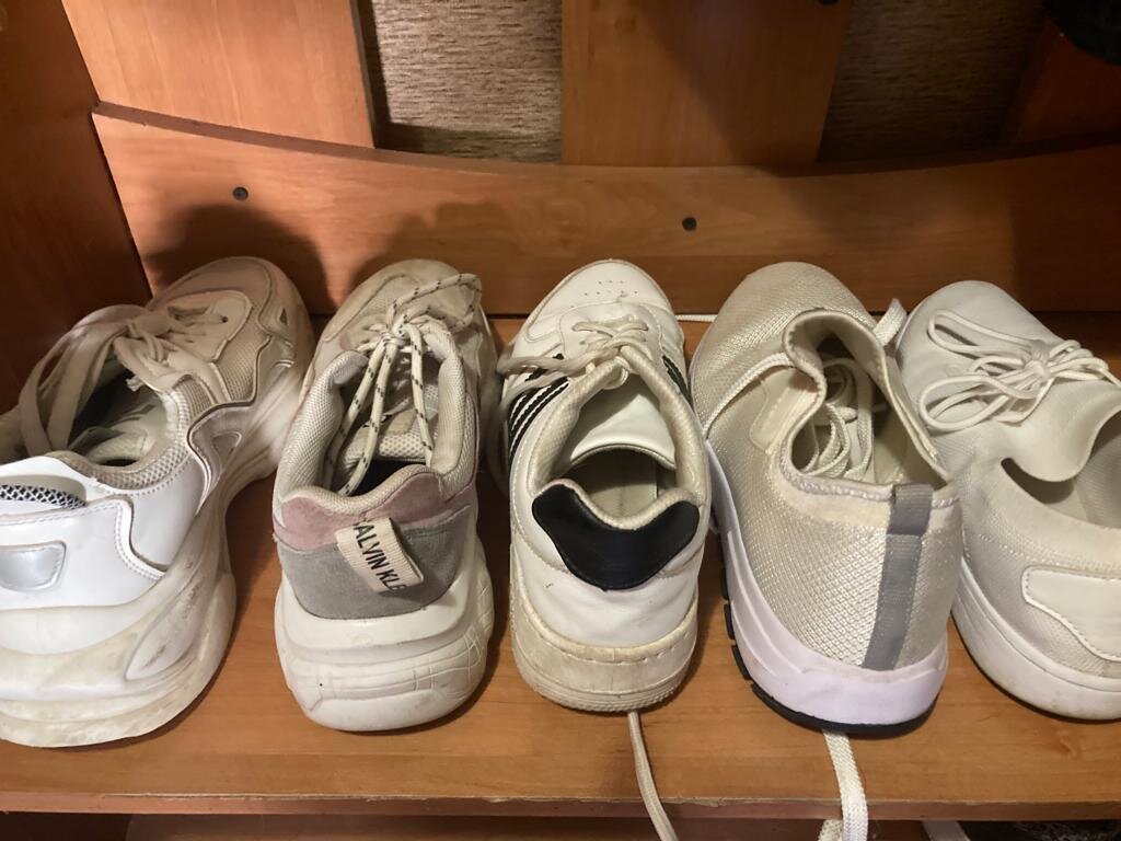 Мои тут белые одни, крайний справа башмак - мой. Но в одних Саня уехала. 