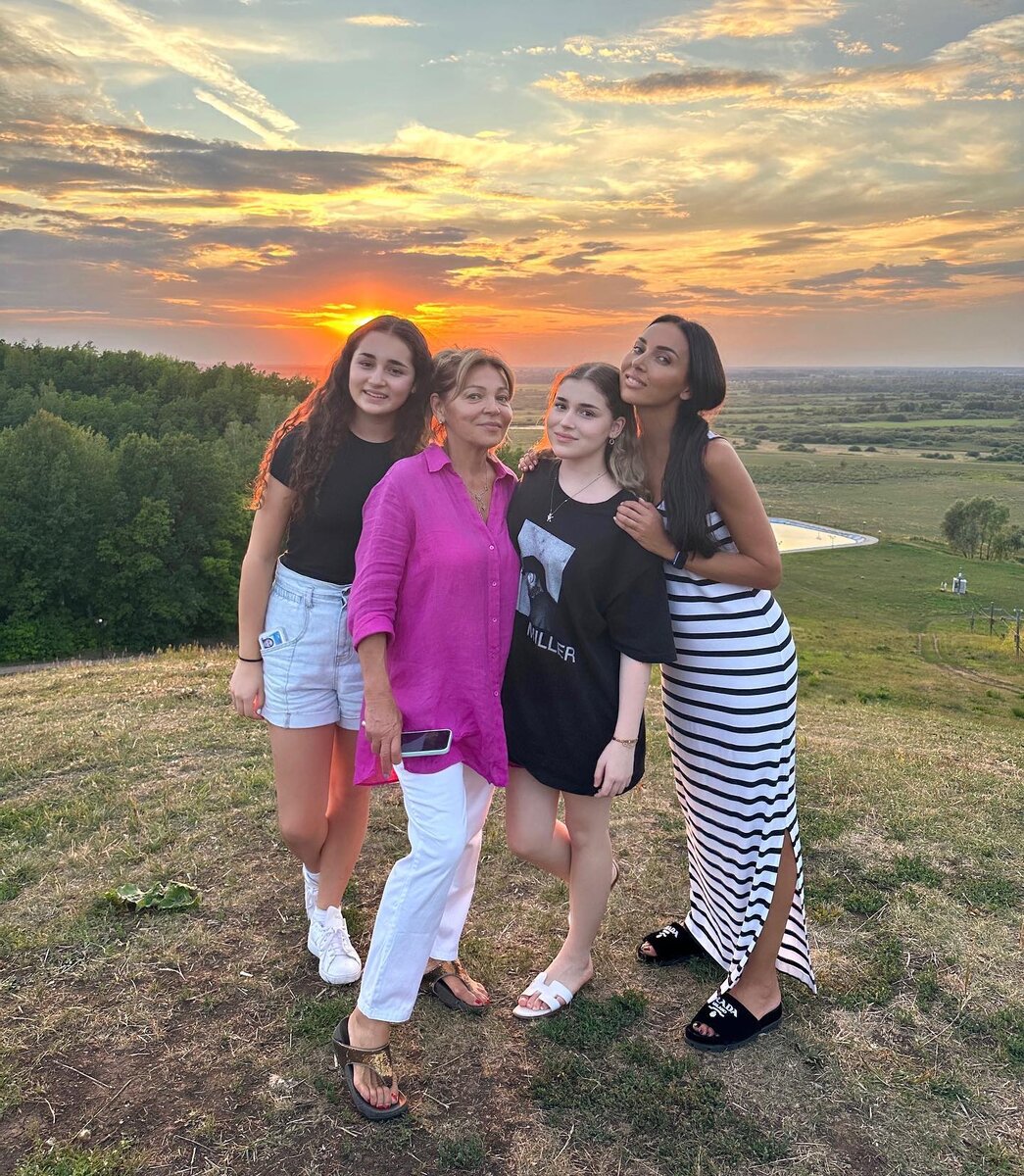 Алсу с мамой и дочками 