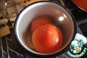 Болгарский перец запечь в духовке 20-25 минут. Затем поместить его в плошку, которая плотно закрывается на 5 минут. После этого очистить от кожицы и семян. На помидорах сделать крестообразные надрезы и опустить в кипяток на 2-3 минуты. Затем обдать холодной водой и очистить от кожицы. Нарезать.