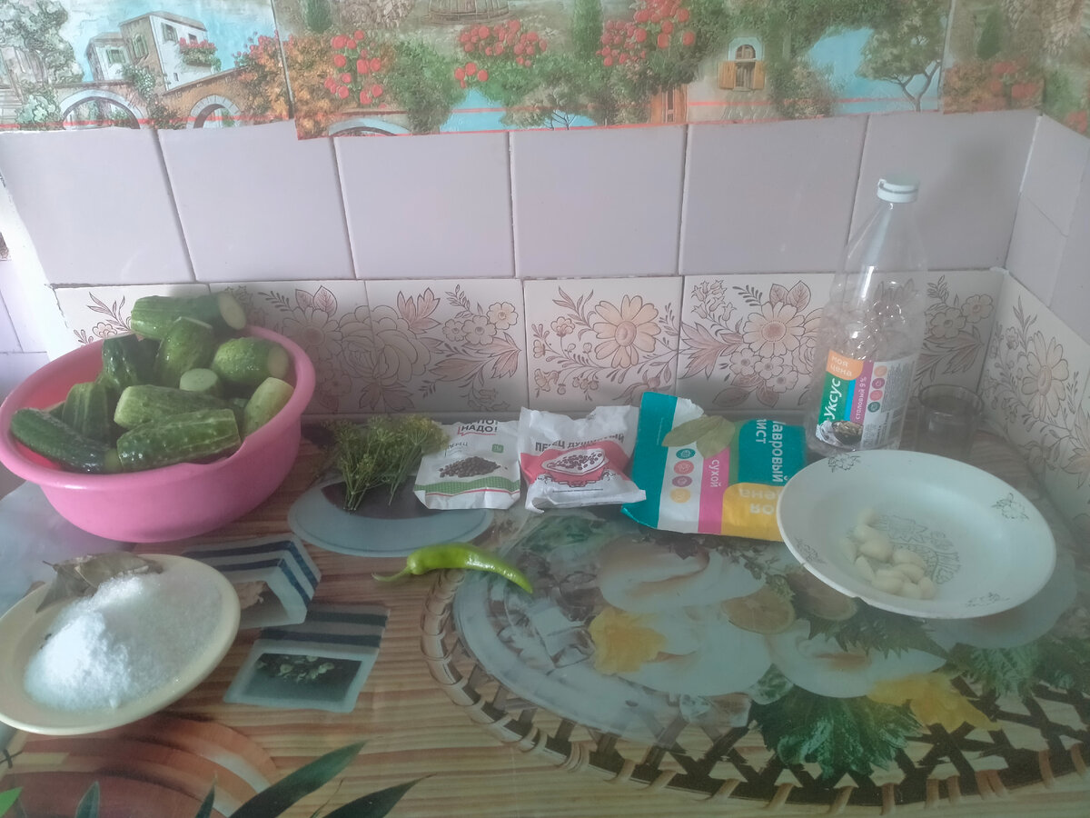 Продукты, необходимые для приготовления огурцов с острым перчиком