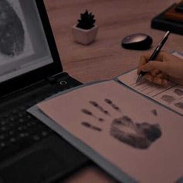 То ли читаем плохой детектив, то ли формируем хороший вкус. Фото с Pinterest.