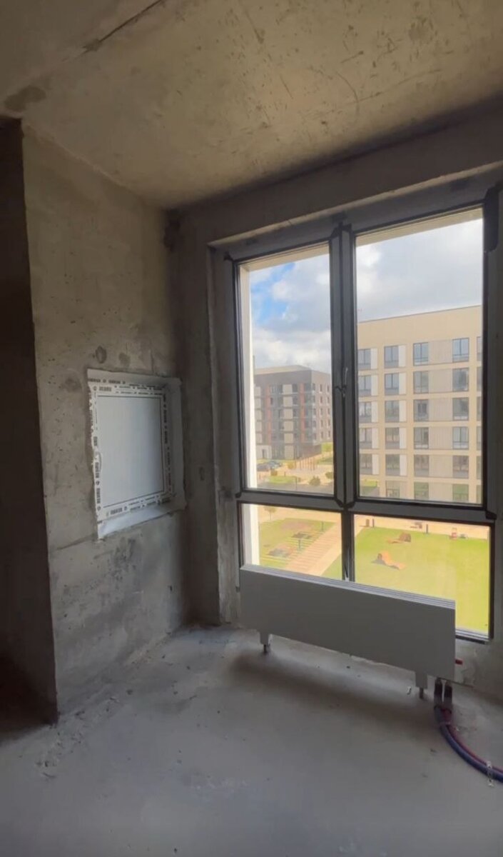 Квартира без отделки (панорамное окна, напольный радиатор, люк доступа в вентшахту)