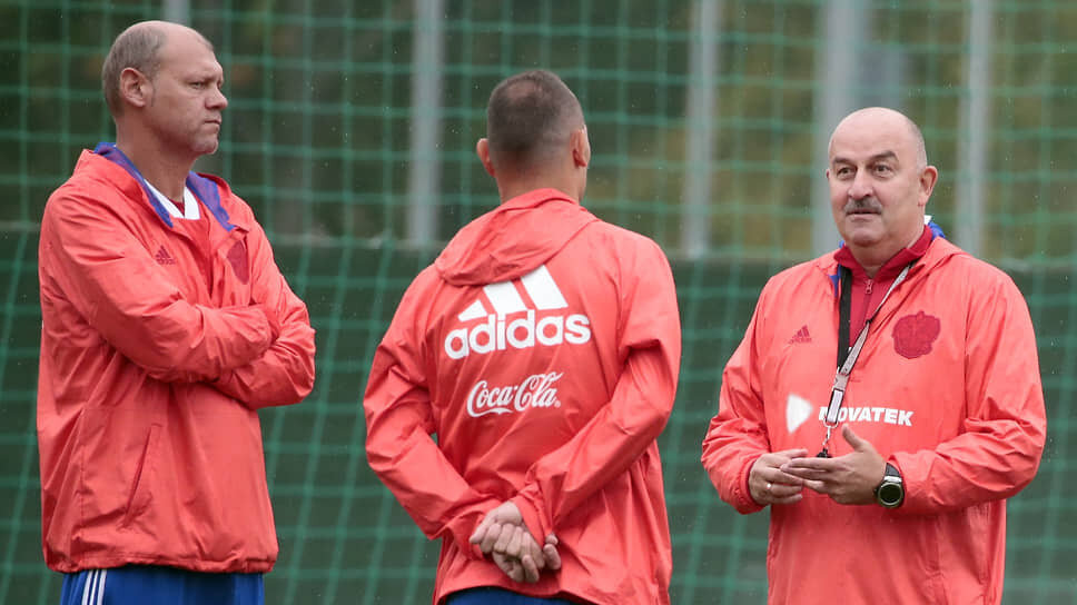 Фото: Василий Пономарев / Коммерсантъ📷Мирослав Ромащенко (слева) выходит из тени Станислава Черсесова (справа)