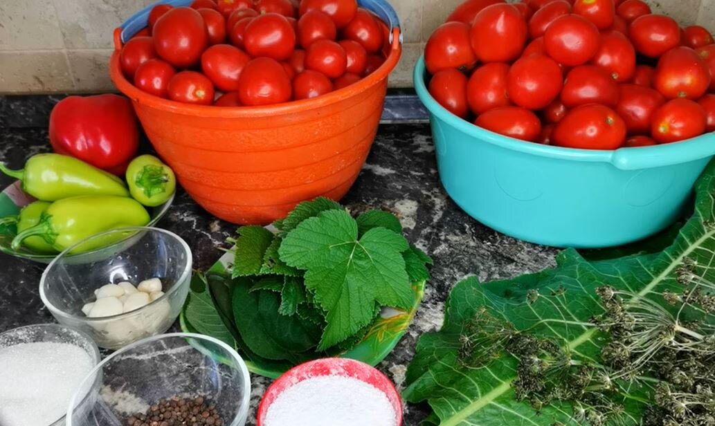 Привет! Сегодня хочу поделиться с вами семейным рецептом маринованных помидор на зиму. Так готовила моя бабушка, потом мама  и теперь я. Проверенный рецепт годами, очень вкусно.-2