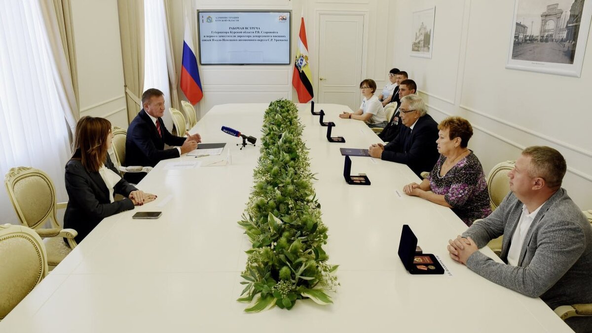    Губернатор Роман Старовойт провёл рабочую встречу с делегацией из ЯНАО