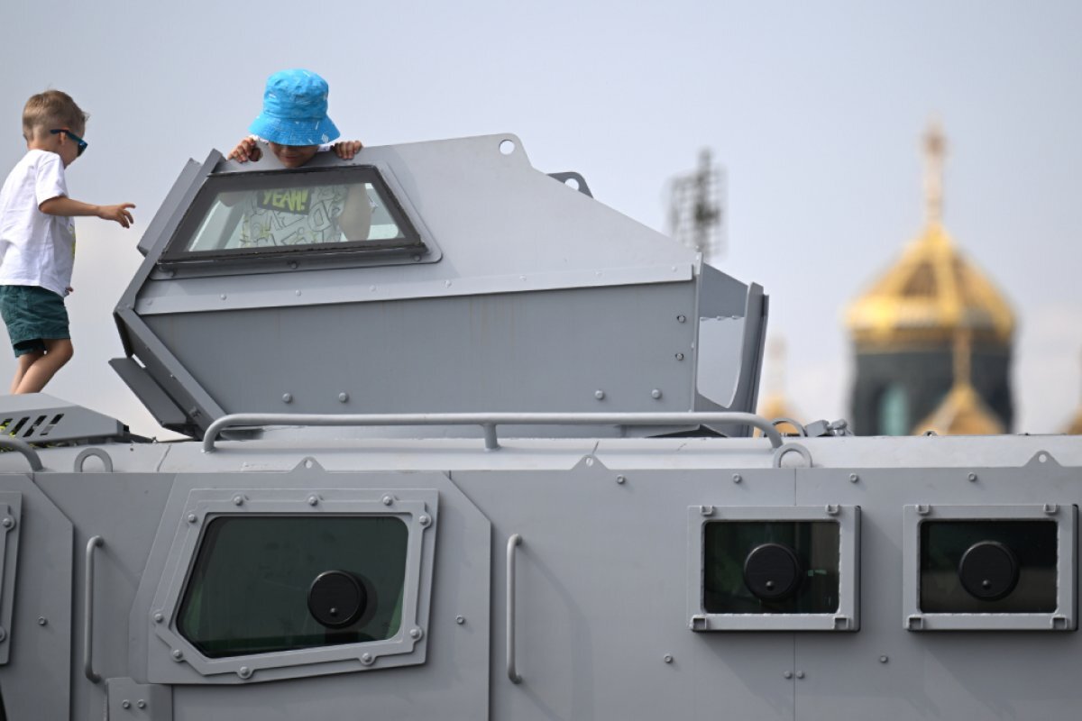    Дети на крыше бронеавтомобиля многоцелевого назначения "Спартак" на выставке в рамках Международного военно-технического форума "Армия-2023" в Конгрессно-выставочном центре "Патриот".