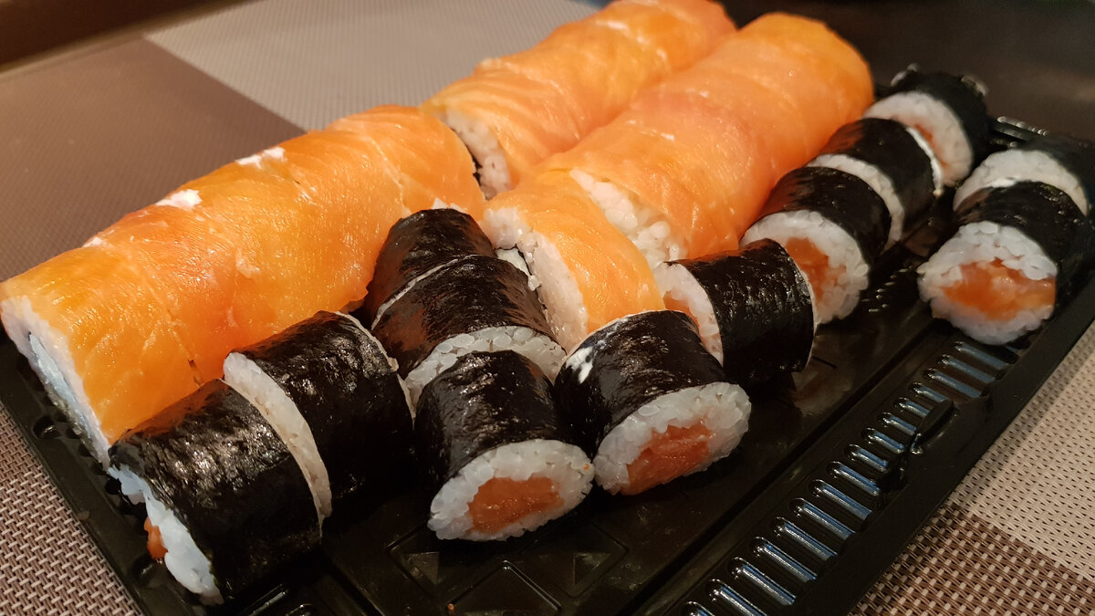 Роллы "Филадельфия" и "Сяке маки"