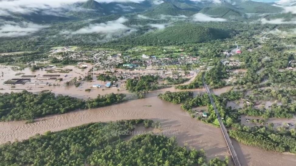     В Приморском крае решили отложить на несколько дней начало учебного года. Сделано это было из-за еще одного тайфуна Saola, который надвигается на регион, сообщил губернатор Олег Кожемяко.
