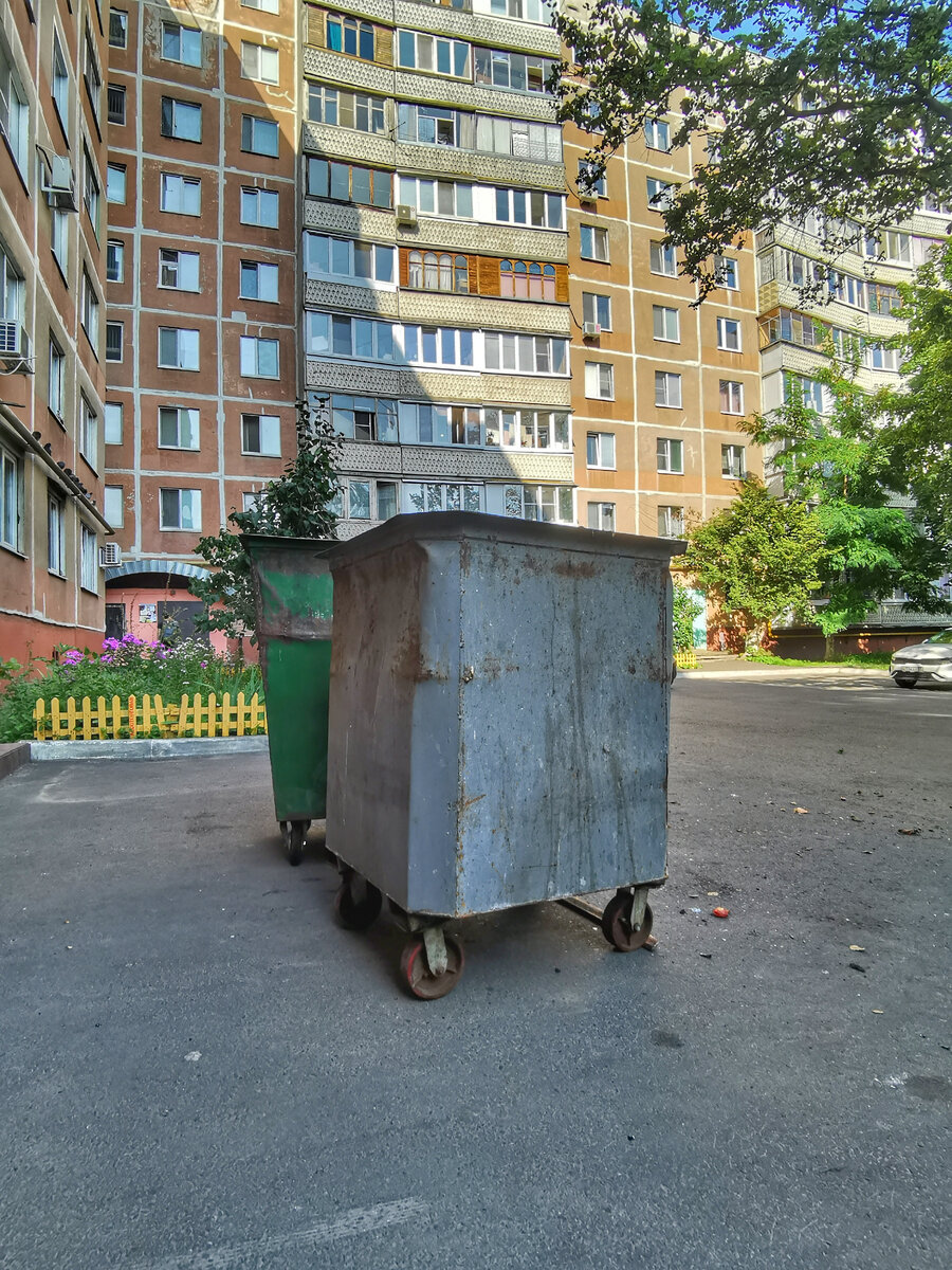 Мусорные баки в орловском дворе. 