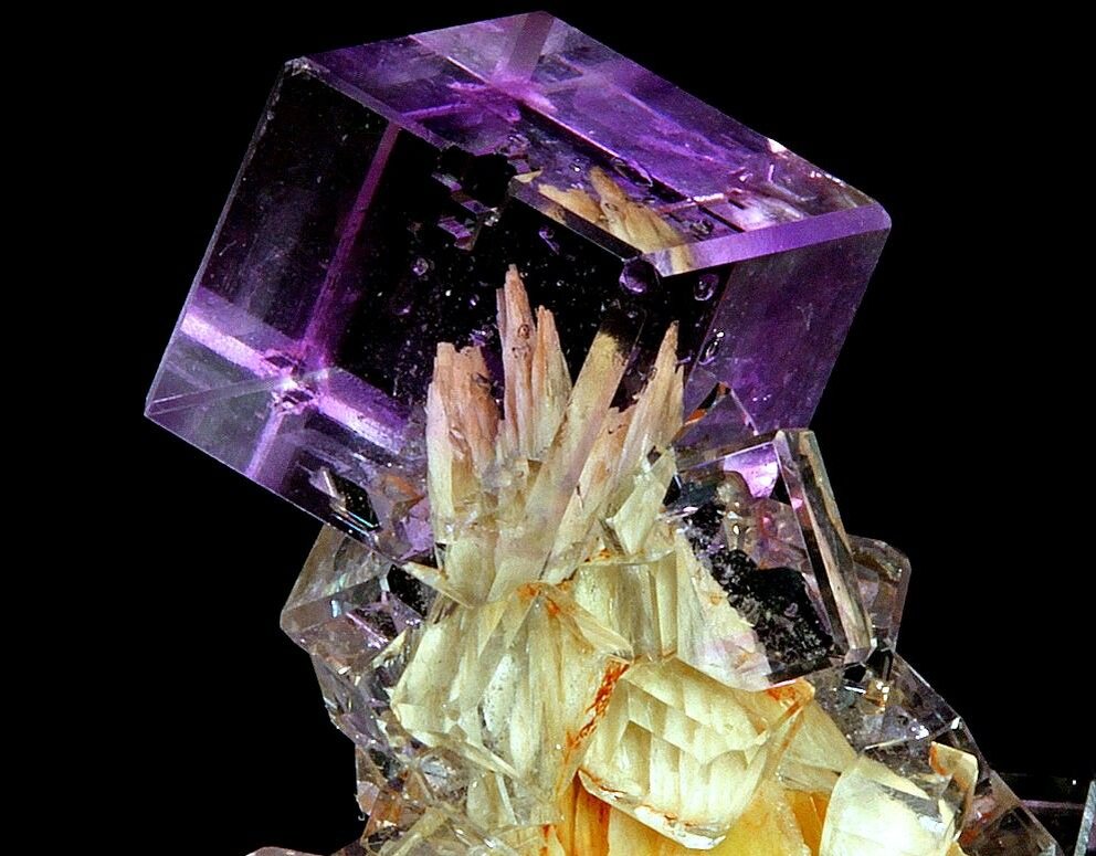 Кристаллические камни. Флюорит минерал Кристалл. Kristall Minerals с120. Самоцветы минералы Кристалл. Флюорит опал.