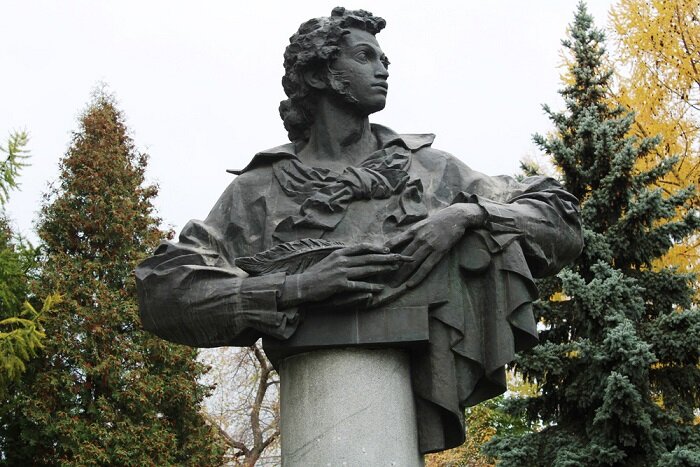 Бронзовый бюст А.С. Пушкину (скульптор Л.Н. Головницкий, 1983) в городском саду имени А.С. Пушкина в Челябинске