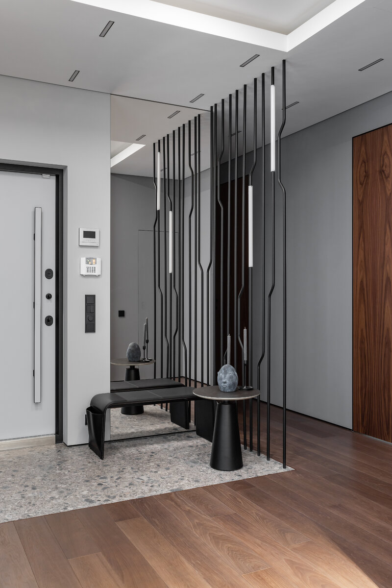 На этом примере металлическая перегородка из труб со встроенными светильниками. Ох, как я намучалась с этой перегородкой, надо было придумать как сделать светильник, из чего, как его крепить и как крепить трубы, и вообще, найти кто возьмётся за изготовление. Я очень рада, что моя идея перегородки была воплощена так как и было задумано.