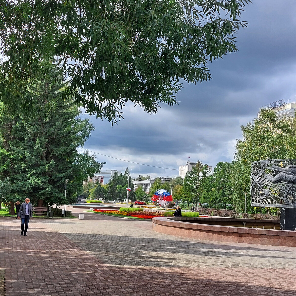 Небушко-то у нас уже который день неспокойное: град, дождь, ветер... Где-то и смерч увидели на Алтае, а у соседей, в Новосибирске град вообще плохих дел в городе понаделал. 