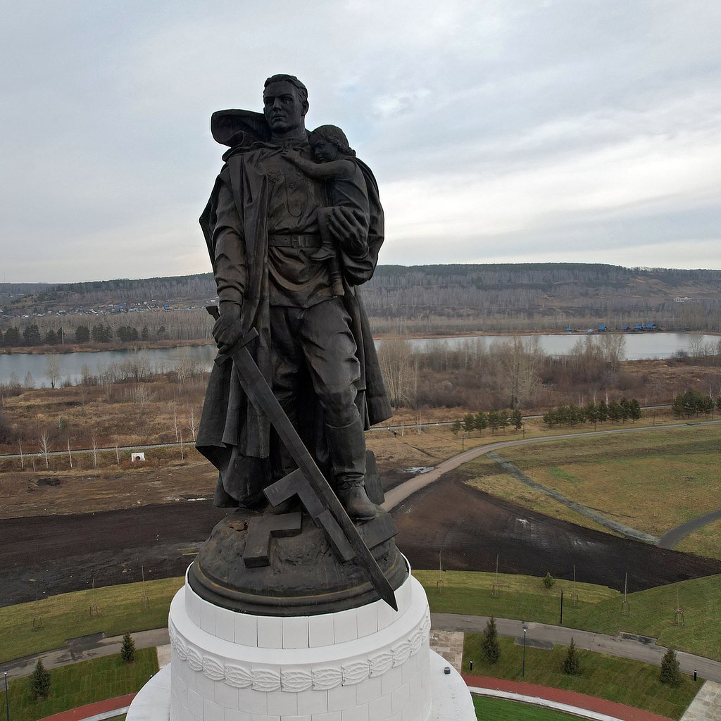 Воин освободитель волгоград. Мемориал воину-освободителю (Кемерово). Трептов парк памятник воину освободителю. Памятник воину освободителю в Кемерово. Воин-освободитель в берлинском Трептов-парке.