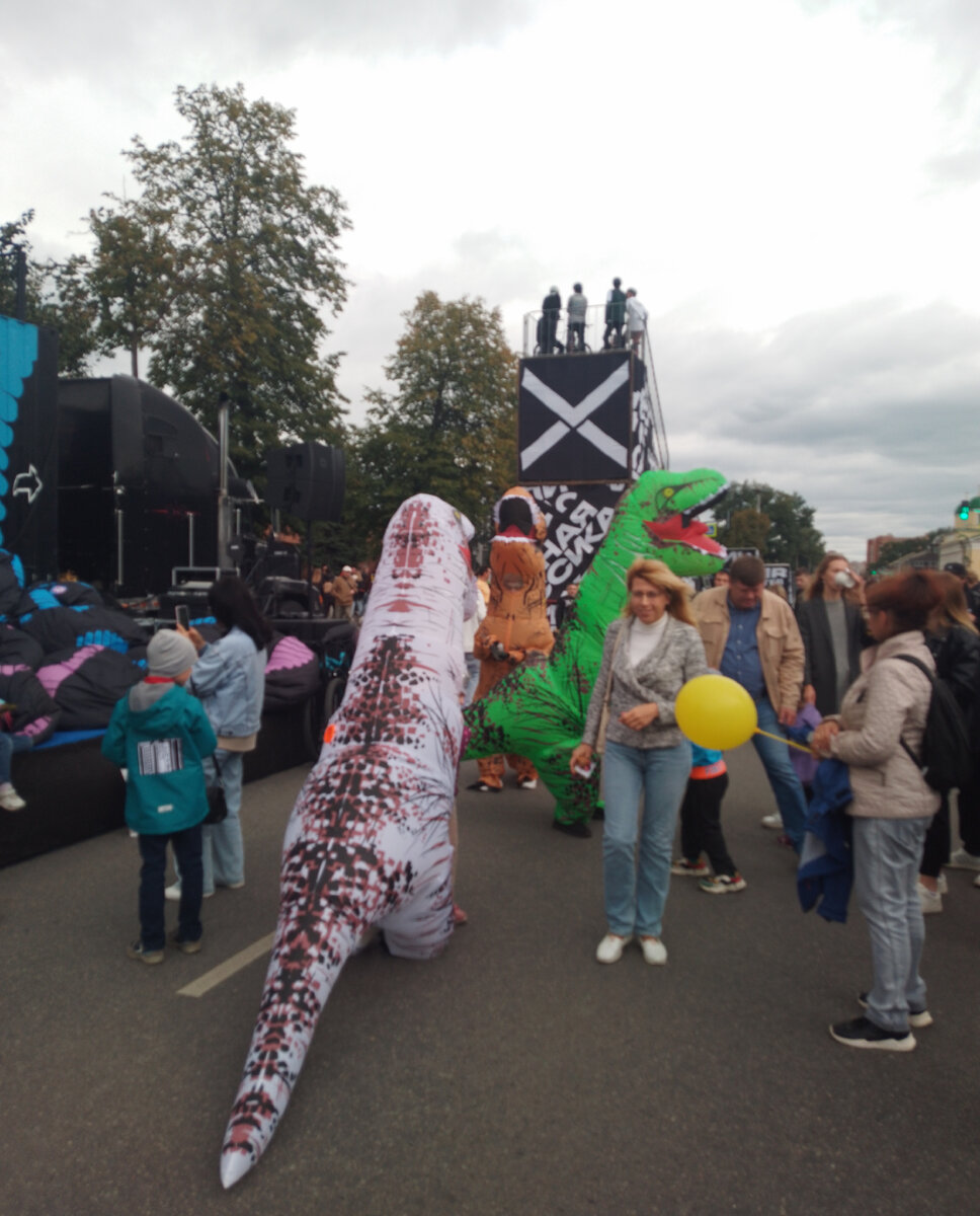 Нашему городу -877, но он  как всегда молод, красив, хорош собой, да ещё в в полном расцвете сил, радует своих жителей и гостей, историческими  памятниками, итересными музеями, замечательными...-38