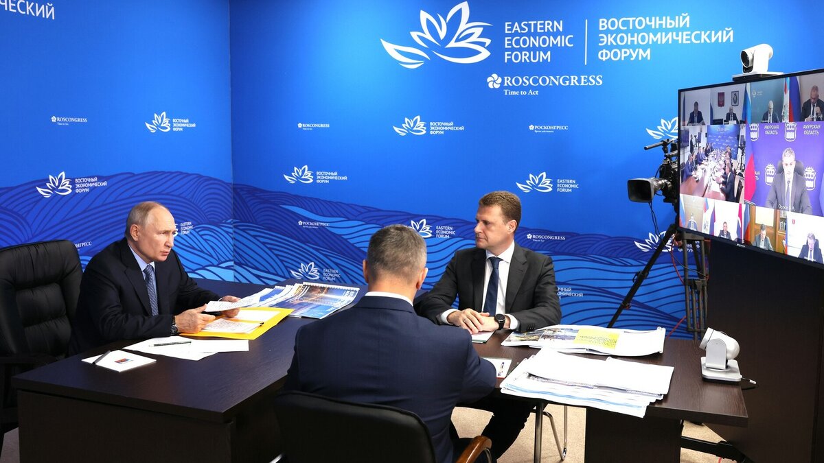     На Восточном экономическом форуме (ВЭФ) президент Владимир Путин заявил, что в ближайшее время правительство РФ не будет поднимать налоги.