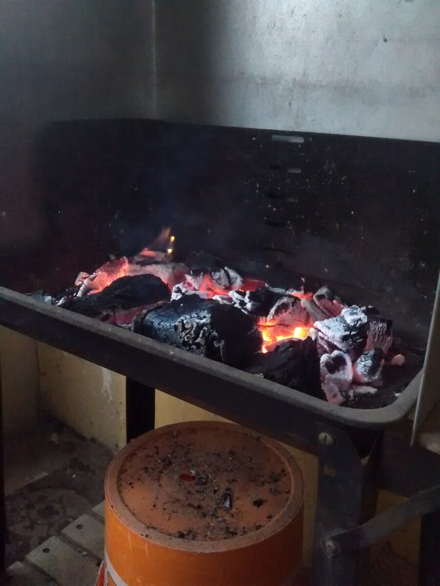 Вот такой лист металла поможет защитить обшивку балкона от искр