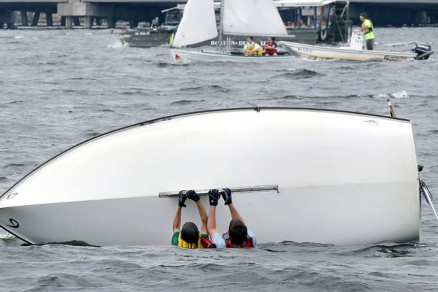 Оверкиль. Оверкиль парусной яхты. Оверкиль яхты. Перевернутая яхта. Оверкиль парусный спорт.