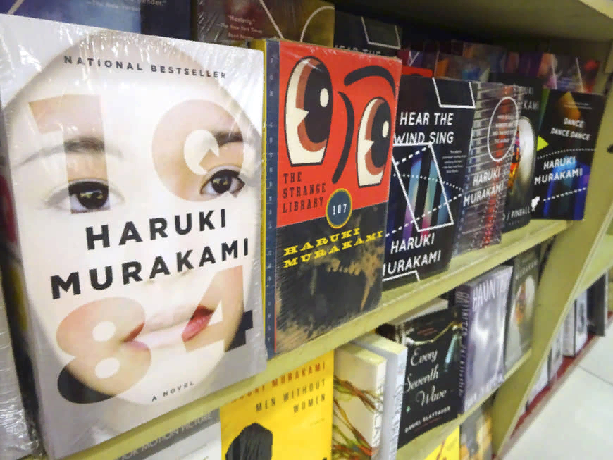 Книги Харуки Мураками выставлены в магазине в Маниле