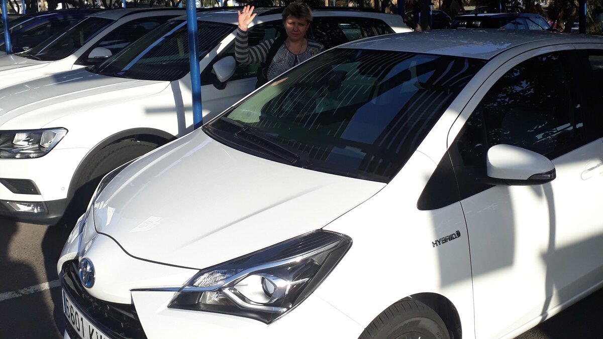 Фото: стоянка прокатных машин в местном аэропорту.