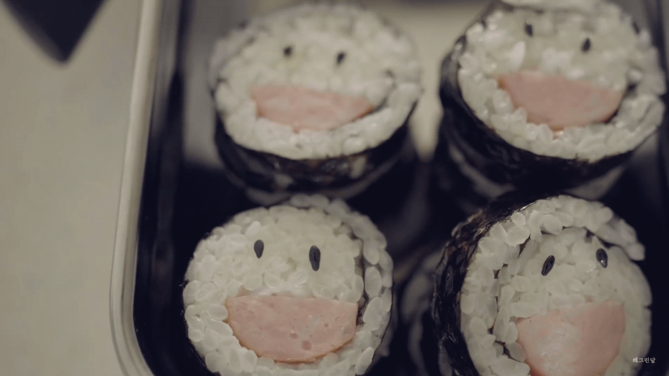 Видео начинается со сборов обеда для ребёнка:) Столько любви и стараний... Интересно, она каждый день так делает? Моя самая младшая сестра в этом году идёт в первый класс. Я как увидела это чудо, так сразу же начала просить и ей делать такие вкусняшки в школу😄