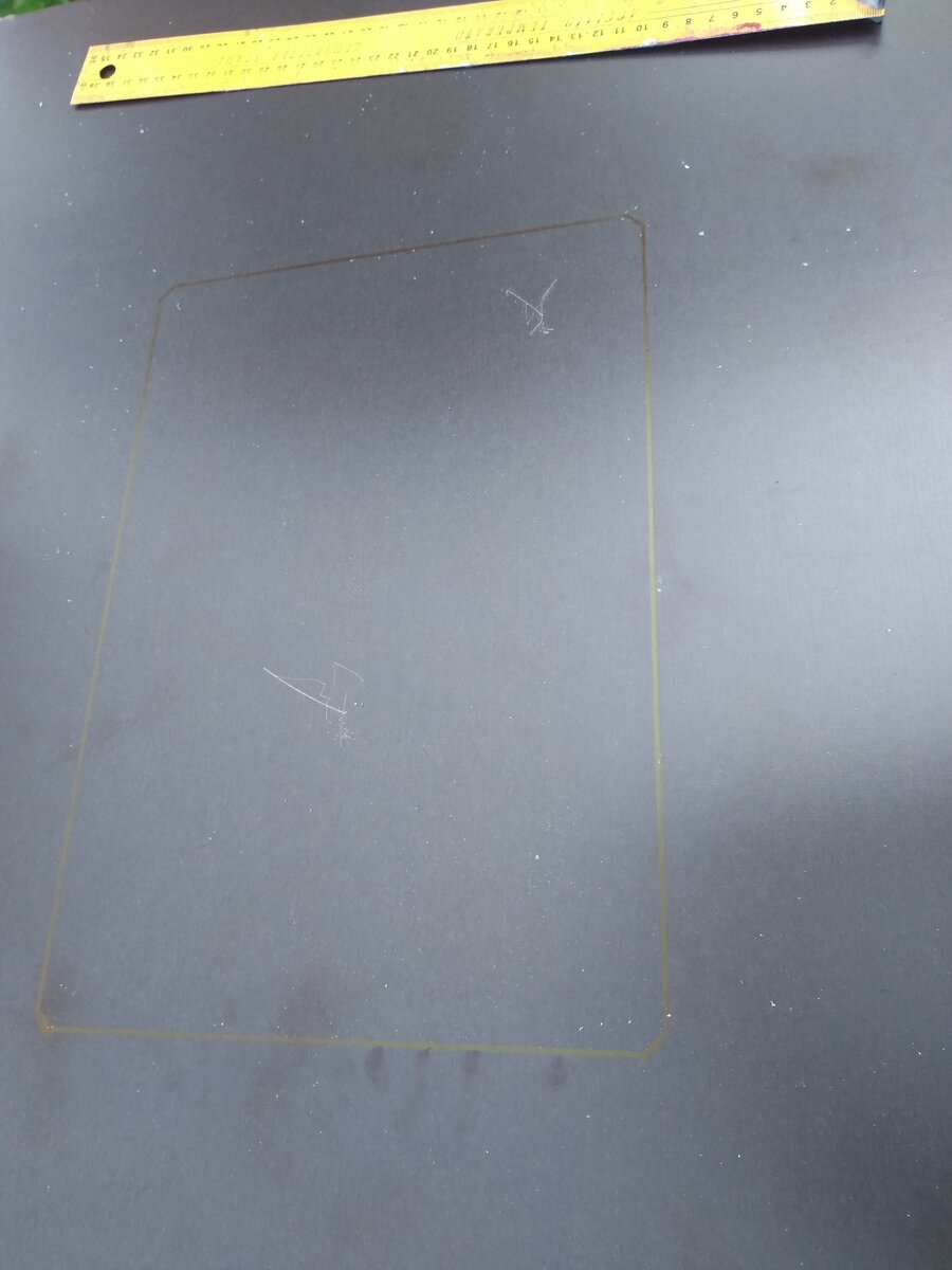 Размечаем на столешнице место установки пластины