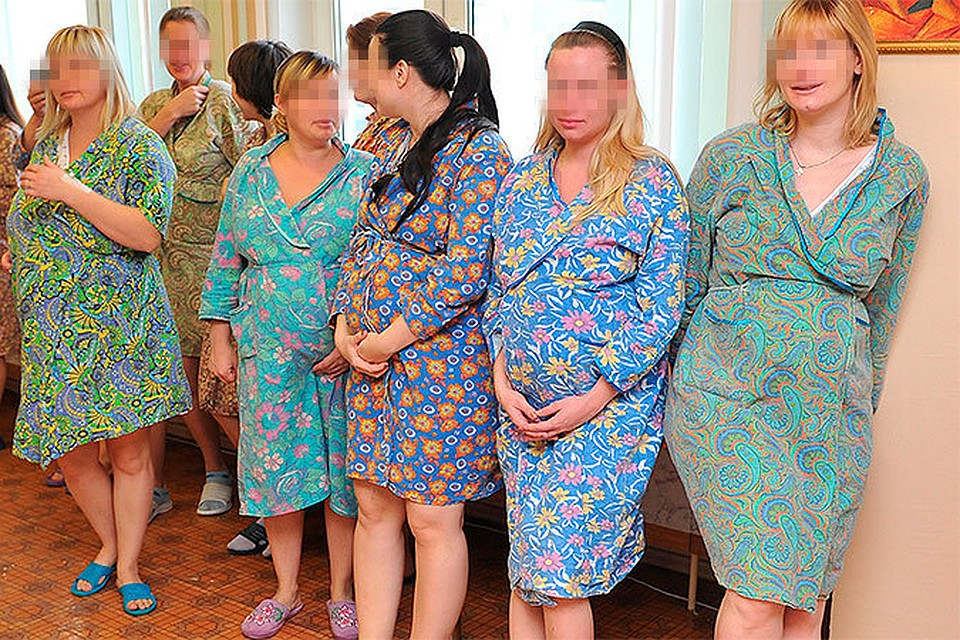 Россия забеременела. Беременные женщины в роддоме. Несколько беременных женщин. Халаты которые выдают в роддоме. Беременные женщины в халате.