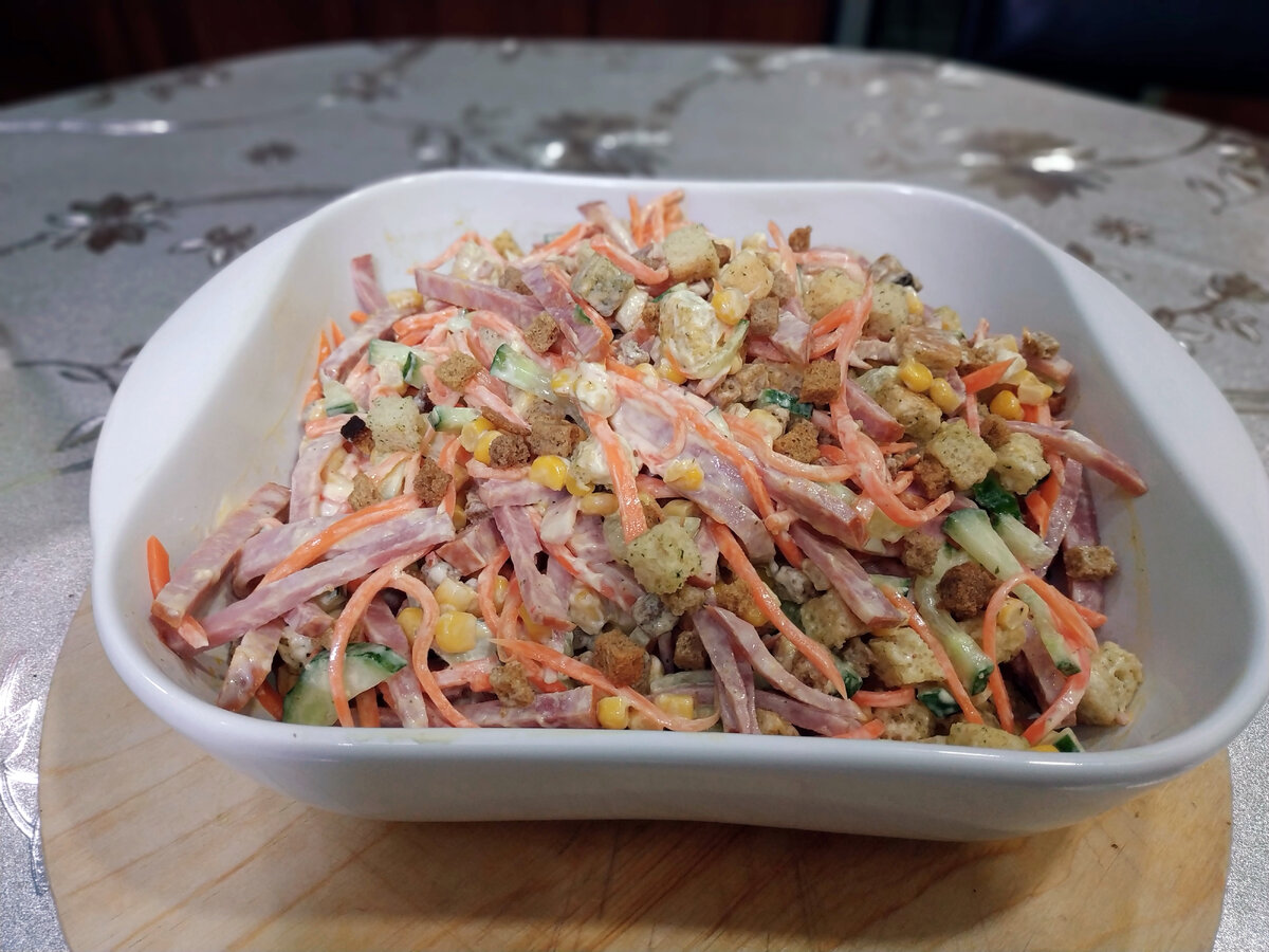 Салат с кукурузой, корейской морковью, колбасой и сухариками 