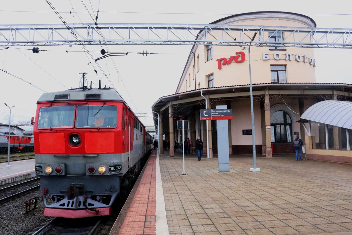 Недавно исполнился год, как между станциями Бологое и Осташков был запущен первый в России регулярный пригородный поезд на паровозной тяге.