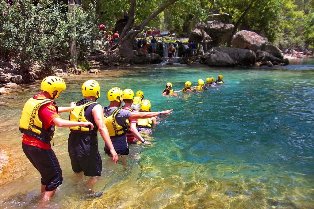 Гуськом в речку.