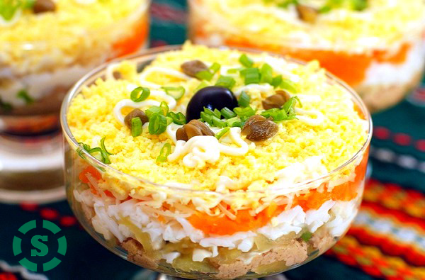 Из рыбных консервов можно приготовить довольно вкусный салат.