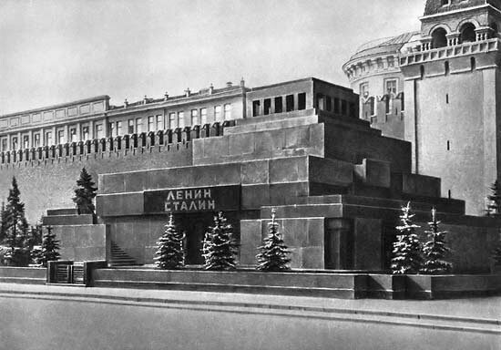 Месопотамский зиккурат на Красной площади с мумиями Ульянова и Джугашвили.
