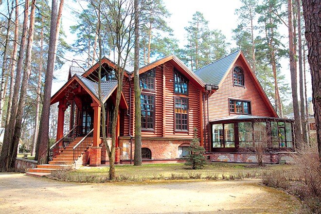 Эксперты портала Cottage.ru видели множество роскошных домов и усадеб, но дом Кончаловского на Николиной горе под Москвой выбивается даже на общем весьма нескучном фоне. 
