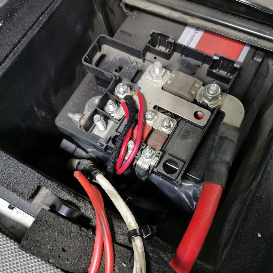 Аккумулятор в Пежо Боксер под ногами водителя. Подключились сюда, а не к автодомному аккумулятору