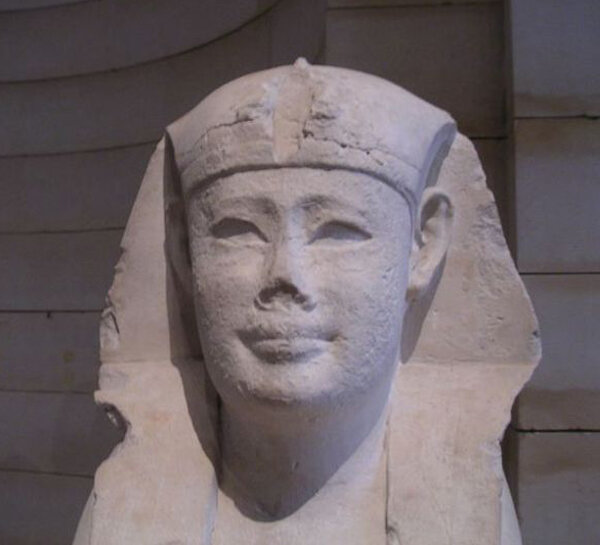 Le pharaon Nectanébo Ier - sphinx provenant du dromos du Sérapéum de Saqqarah - XXXe dynastie égyptienne - Musée du Louvre. Автор: Neithsabes (travail personnel / Minolta DiMAGE Xt), Общественное достояние, https://commons.wikimedia.org/w/index.php?curid=3516431
