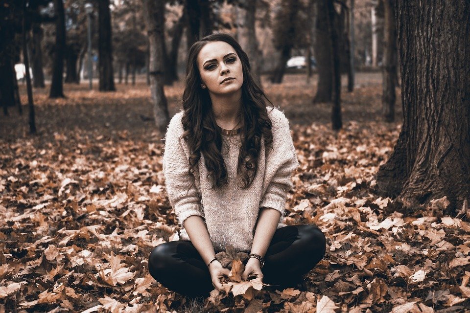 https://cdn.pixabay.com/photo/2017/02/06/10/54/sad-2042536_960_720.jpg