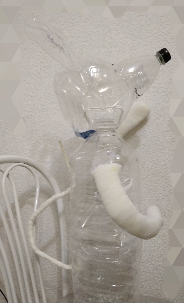 каркас из бутылок, хвост из проволоки