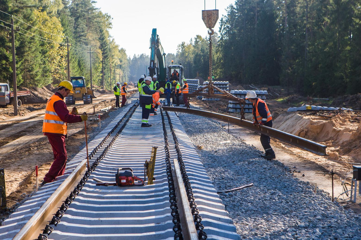 Путей для этого используют. Строители железнодорожной магистрали Rail Baltica. Рейл Балтика железная дорога. Междуреченск Тайшет железная дорога. Реконструкция железнодорожного пути.