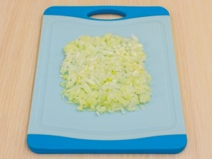 Лук мелко нарезать.