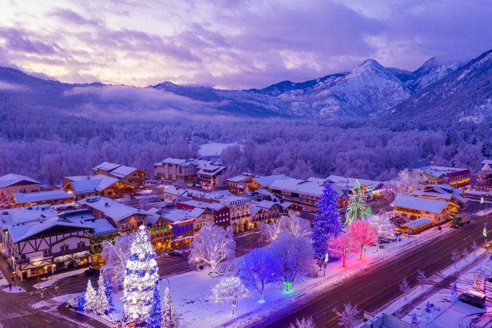 https://travel.home.sndimg.com/content/dam/images/travel/fullrights/2019/11/4/1/CI_Icicle_TV_Leavenworth_Cover_Small_Town_Christmas.jpg.rend.hgtvcom.966.644.suffix/1572897205421.jpeg