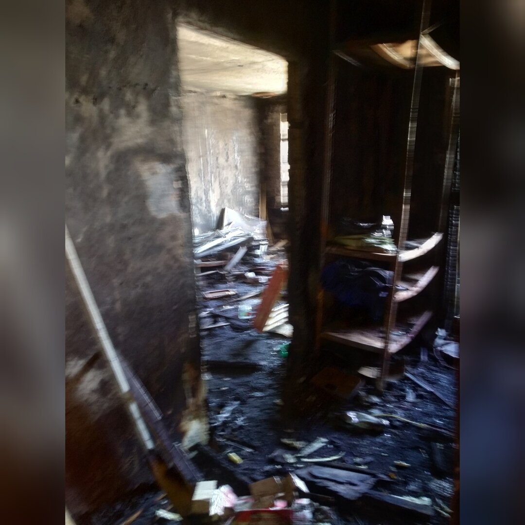 фото из личного архива. Вход в квартиру. Санузел на фото вообще черный, ничего не видно