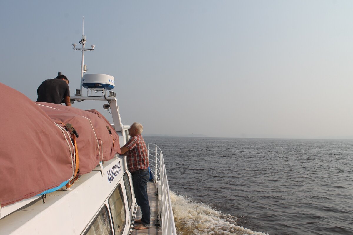 Практически весь груз и вещи под красным тентом, плотно перетянутом веревками