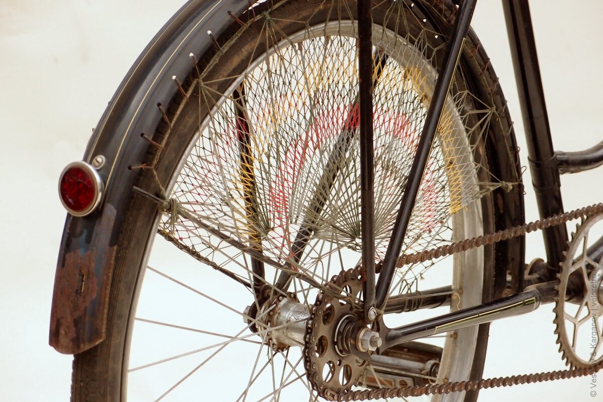 Голландцы первые придумали делать такую "плетенку" для своих велосипедов. Красиво же!