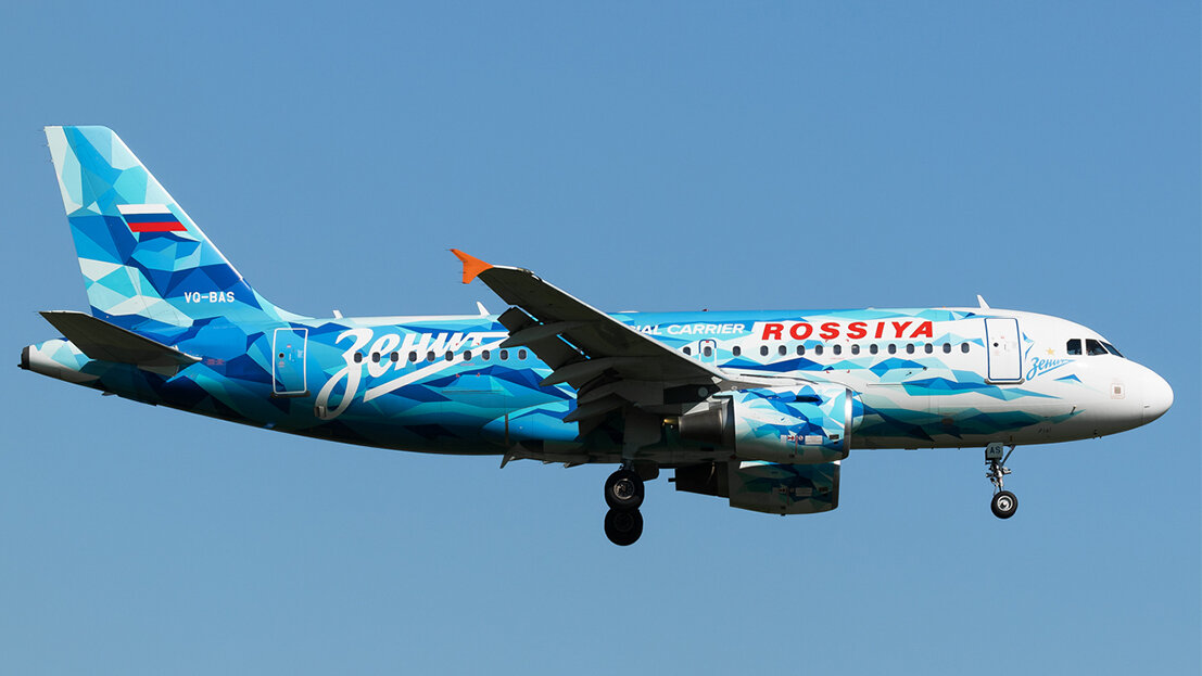 Авиалайнер Airbus A319  авиакомпании Россия в ливрее ФК Зенит