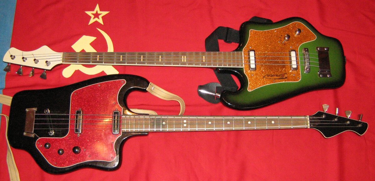 Электрогитара "Тоника" и одноимённый бас:

