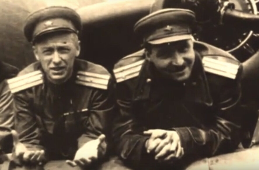 Роман Кармен (слева) и Константин Симонов (справа) во время войны