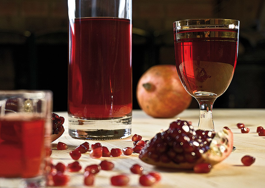 ягодная наливка. ягодная наливка. ягодная наливка. красивая бутылка для спиртных напитков. домашний алкоголь.