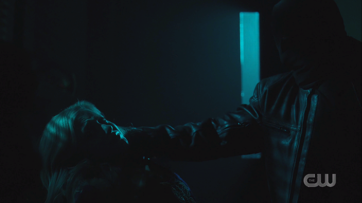 Бетти попадает в ловушку Черного капюшона