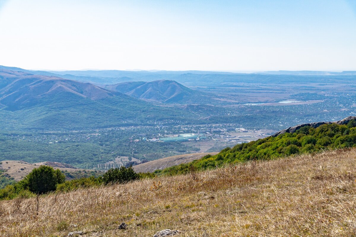 Поселок перевальный крым. Крымская Швейцария Байдарская Долина. Байдарская Долина Севастополь. Перевальное Крым горы. Симферополь Перевальное.